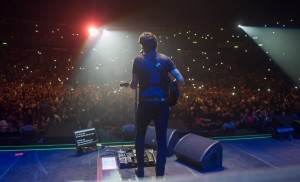 Saúl dedicó muchas palabras de aliento y agradecimiento a su 'raza' entre canciones. Foto: Cortesía Ocesa (César Vicuña).